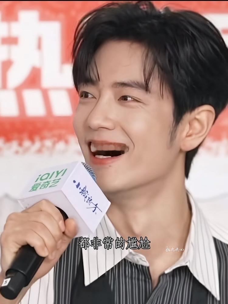 笑疯了，《小城良方》原著作者听说肖战出演刘铮亮，他觉得角色挺贴合，但有一点不符就是肖战长得太帅了，他写的人物没那么帅。

有一段剧情是刘铮亮被女朋友提分手，长这么帅还怎么被分手？挺期待编剧怎么写。

今天，官方也放出剧宣采访，主持人聊到在剧中的“明星海报”。

肖战回忆当时拍的这段时候，无论是剧中角