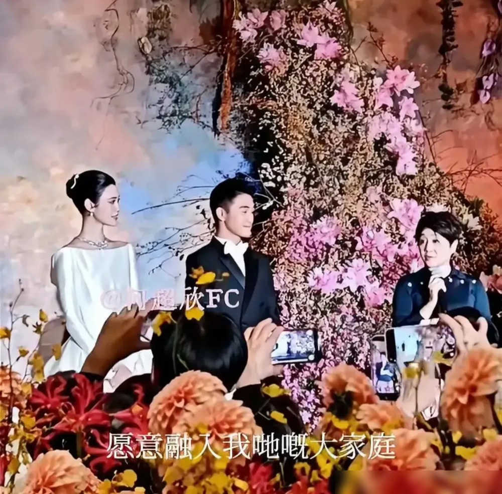 梁安琪在澳门答谢宴上，登台第一句就是很感恩儿子遇到了善良优秀的小明，粤语，原话，台下五百号人全安静了。
赌王四太什么时候在公开场合这么捧过儿媳？没有。这场面放在五年前，想都不敢想。
何猷君自己上台还自嘲，说见证了我明明矮人家半个头，还要去追小明，全场笑翻。可你细品，一个男人敢拿身高开自己玩笑，说