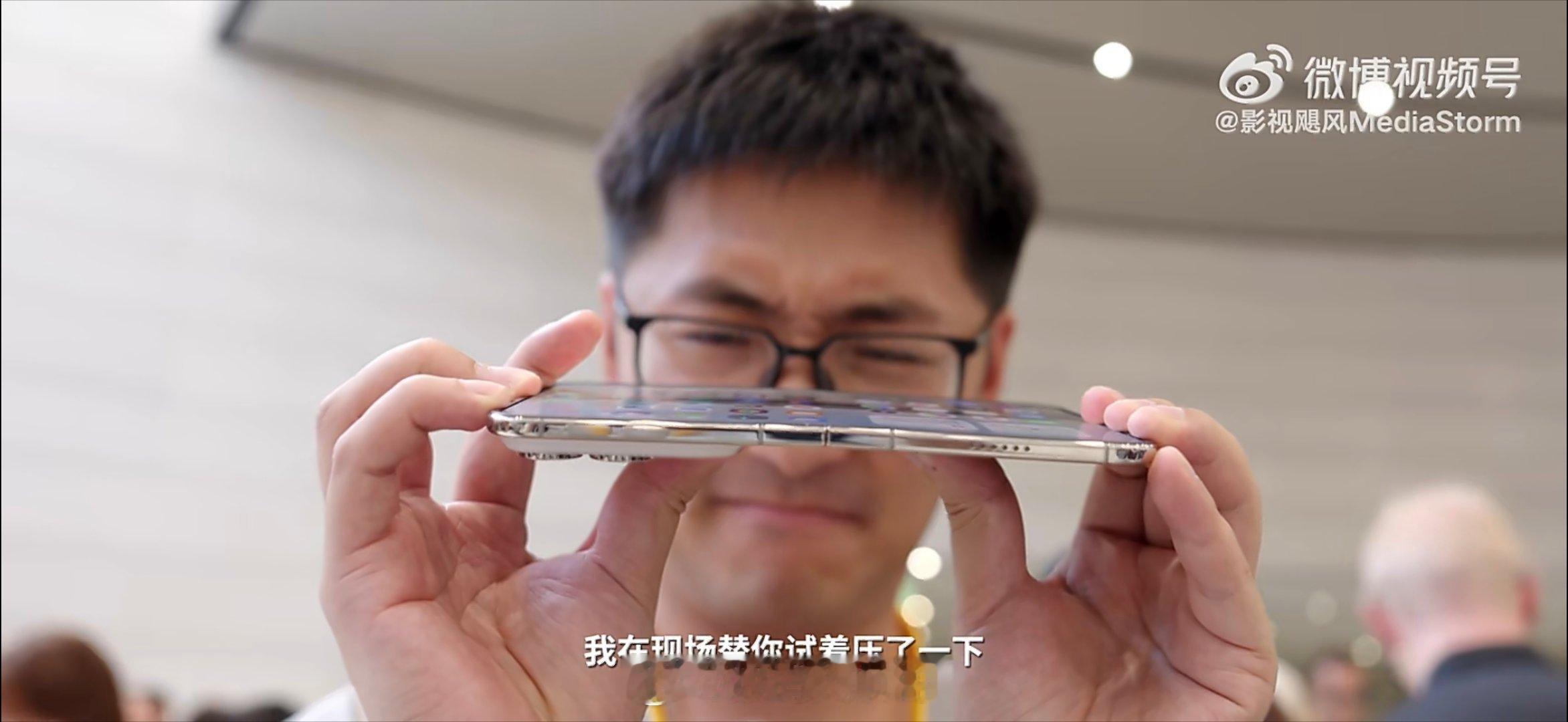 #影视飓风Tim反掰iPhoneDuo被质疑#

换个角度想，Tim这波反而测出了容易忽略的问题。这种侧向受力平时揣兜、拿手里都可能遇上，不是刻意去虐机。能把边界风险摆出来，对消费者也是个参考。 ​