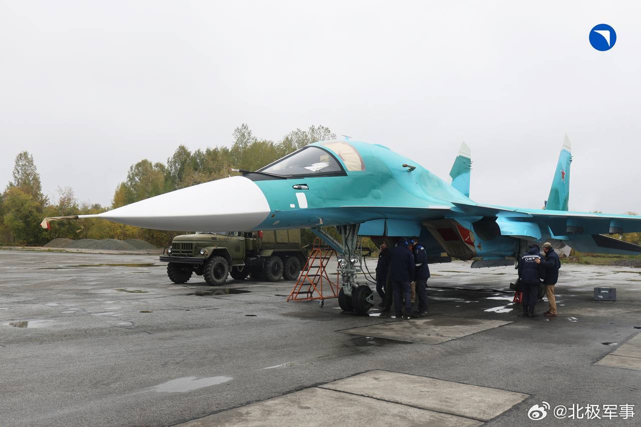 俄罗斯联合航空制造集团（ОАК）隶属于俄罗斯国家技术集团（Ростех），根据国家国防订货任务，生产并向俄罗斯国防部交付了一批苏‑34歼击轰炸机。

这批战机完成了全部必要的工厂地面与飞行测试，随后飞往服役驻地。

俄罗斯空天军机组人员完成了苏‑34战机的验收工作，落实俄罗斯国防部长下达 ​