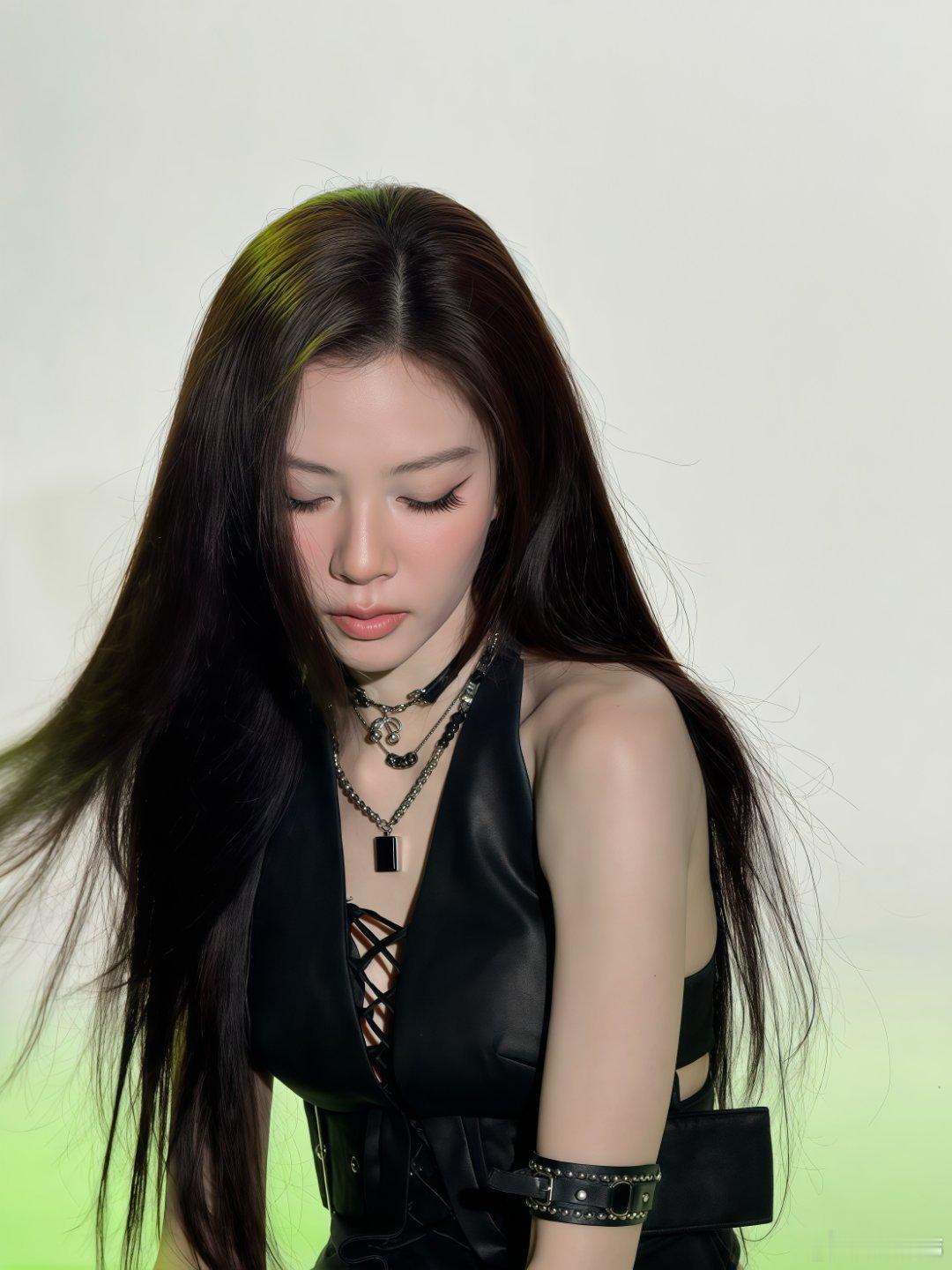 #宋妍霏新剧像教导主任# 💜#向全世界安利宋妍霏#

上一季 因为上一季的人都正常

​