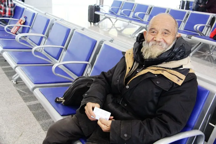 96岁爷爷独自坐43小时绿皮火车进藏，完成全国旅行最后一站
近日有网友在拉萨偶遇一名高龄游客，96岁的无锡老爷爷，独自乘坐四十三小时绿皮火车远赴西藏，这里是他走遍全国旅途的最后一站，老人全程身体状态平稳，没有出现任何高原反应。
据偶遇老人的网友讲述，相遇的地点是拉萨八廓街的一家早餐店。简单交流过后