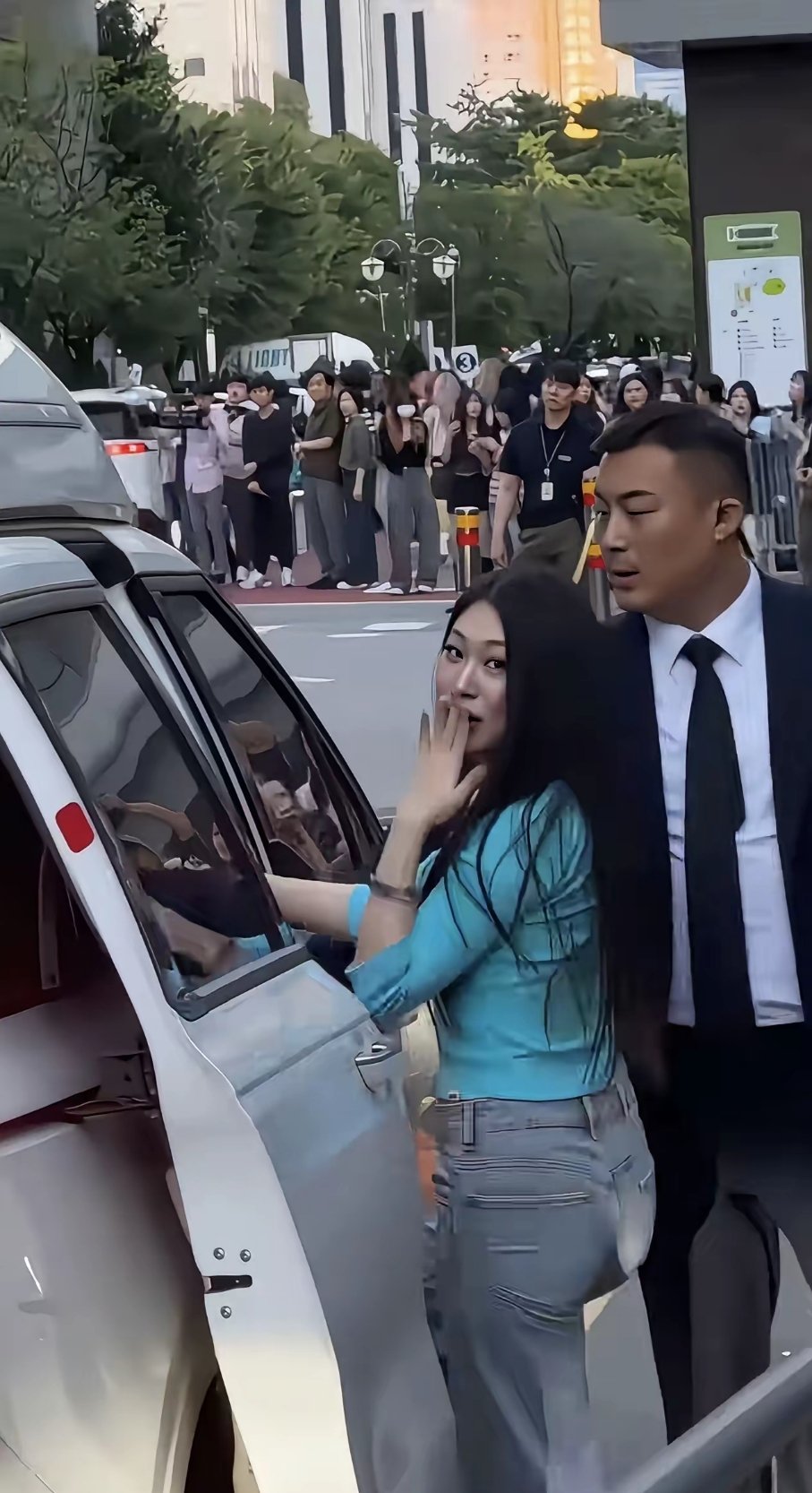 不是什么人都能吃娱乐饭的，哪怕小沈阳两口子追着喂 ​