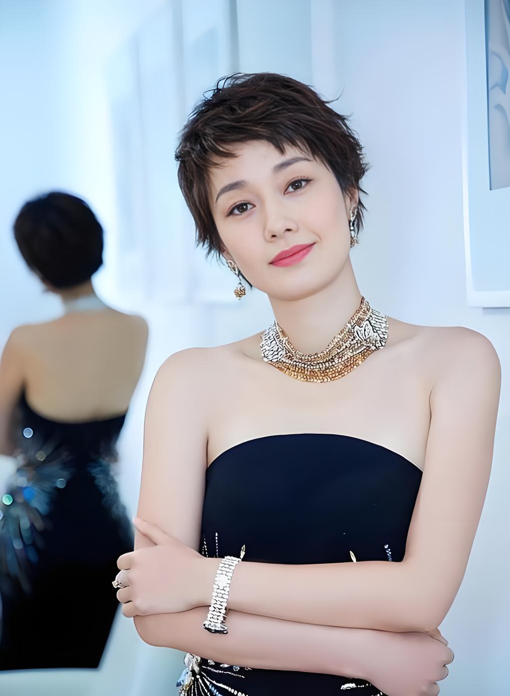 50岁马伊琍街头穿人字拖喝咖啡：松弛感背后，是她自己的节奏

拖鞋、折叠椅、路边咖啡，50岁的马伊琍素颜坐在上海街头，肩膀几乎贴着身旁男士。没有刻意回避，没有明星包袱，像极了普通人下楼遛弯的状态。

有人急着猜“新恋情”，我倒觉得不必急着定义。离婚这些年，她拿遍大奖、评上国家一级演员，一个人带两个女