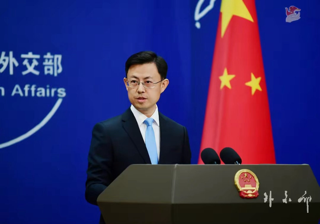 面对小马科斯8月14日主动释放的“缓和信号”，中国国防部当天的回应堪称“教科书式”的清醒。发言人陈曦大校没有纠缠于口头表态，而是直接抛出核心问题——“菲方应尽快拖走非法坐滩的57号舰”。这句话传递出明确信息：中方愿合作，但绝不受糊弄。
​回顾马科斯执政以来，中菲关系因仁爱礁争端、菲方引 ​
