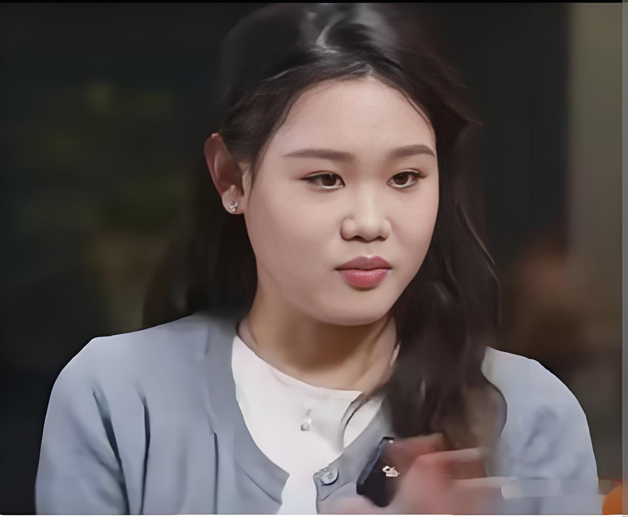 张家齐妈妈否认用女儿奖金买房，争议依旧难平息
 
张家齐妈妈否认用女儿钱买房
近日《我家那闺女》节目中，张家齐妈妈正面回应买房争议，她表示买房资金来自夫妻二人积蓄，差额部分向自己父亲借款，没有动用张家齐一分钱，女儿所有奖金收入全部单独留存，一分未动。
 
这段回应，把全网热议的话题再次推上热搜。在