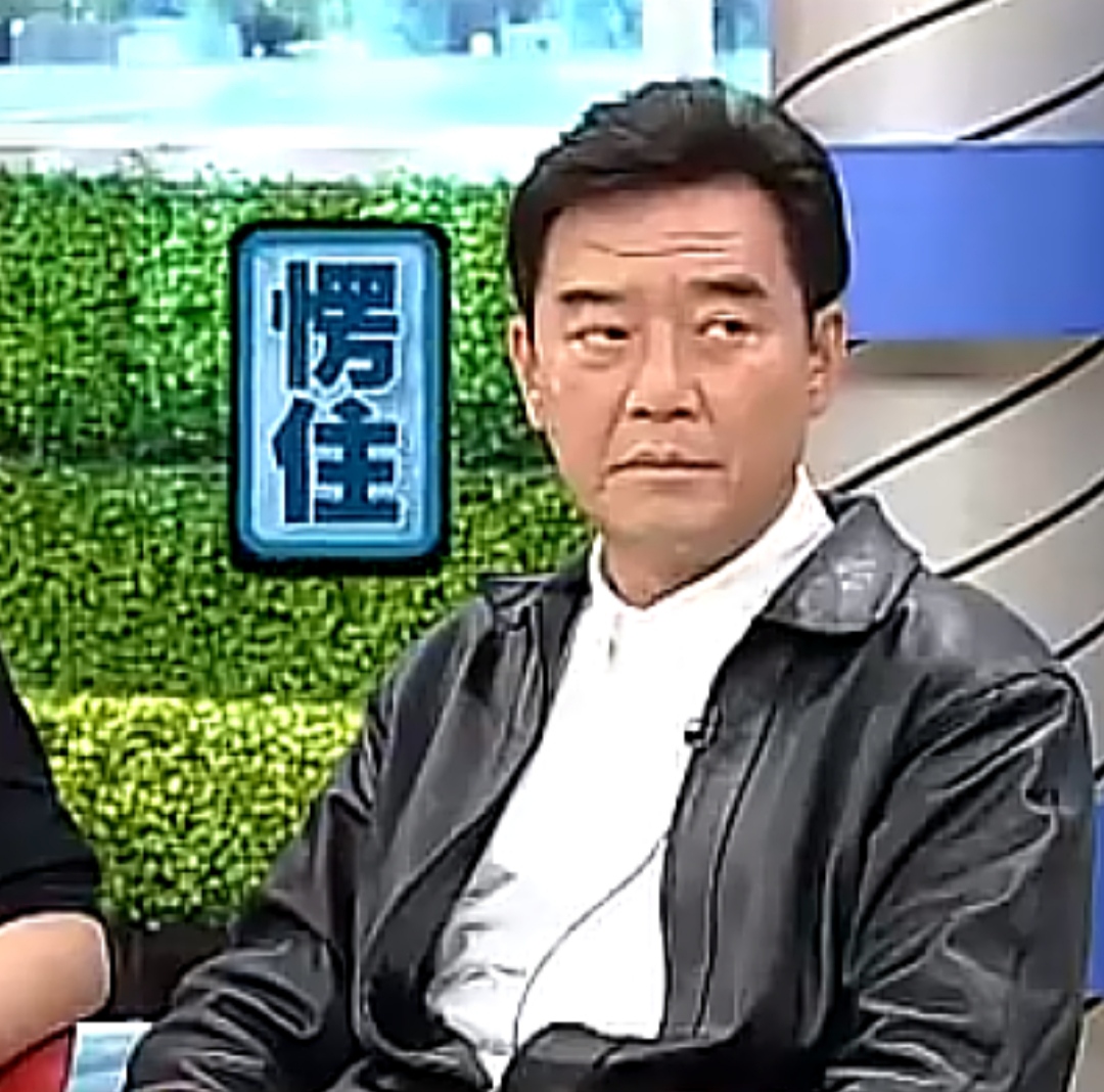 小S问李立群，
是不是和林志玲，
合作过电影《决战刹马镇》？

李立群说是的，
小S又问，
那你觉得，
林志玲的演技怎么样？

李立群的回答是，
林志玲演的是村姑，
虽然导演把她的牙齿，
弄的特别黄，
但她的身材太好了，
她往那一蹲，
你就知道，
她是村里最漂亮的女人。

小S紧接着又问，
如果她去