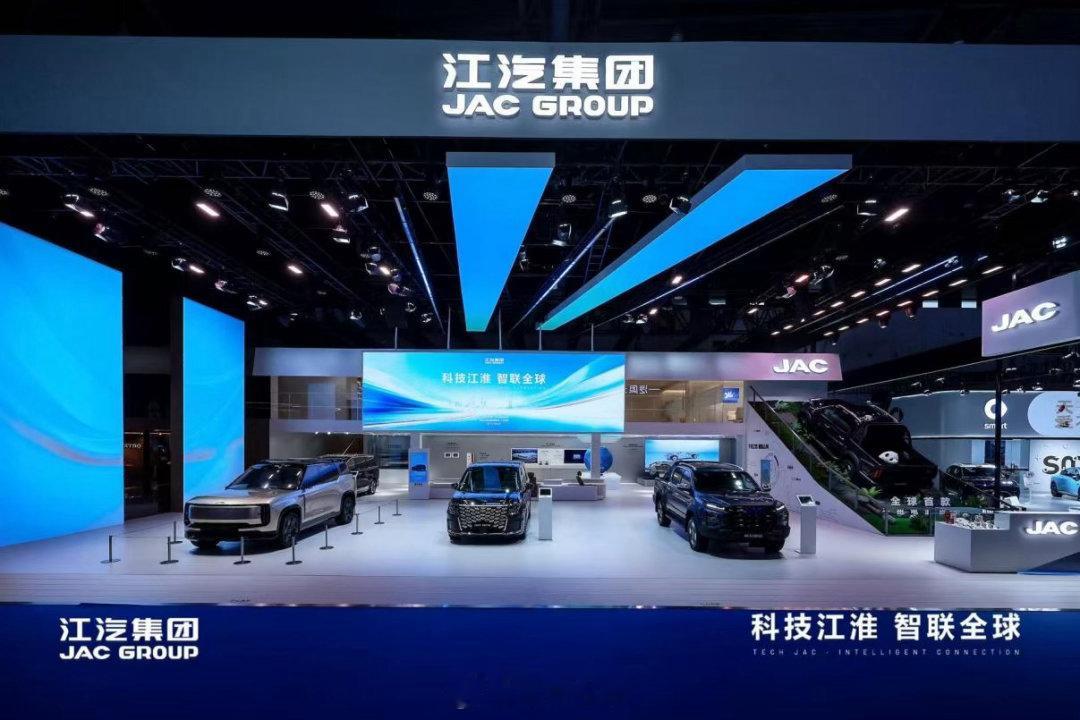 8月21日，2026成都国际车展拉开帷幕，江汽集团携尊界V800、尊界S800 Grand Design典藏大观及新款悍途等重磅车型亮相。车展期间，JAC DAY 2026海外品牌节亦于蓉城启动，叠加上半年经营质效显著提升，江汽集团展现稳步向上的发展态势。#汽车资讯##成都车展##江淮汽车##问界# ​