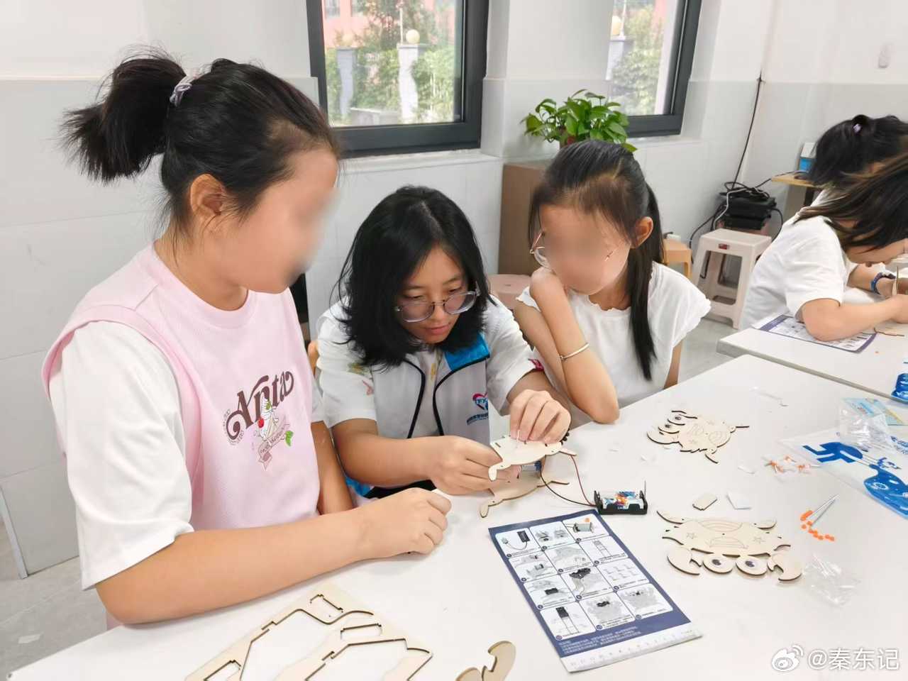 2026年7月，西安培华学院语润童心社会实践队赴榆林市榆阳区开展三下乡社会实践志愿服务。#2026大学生暑期社会实践#
实践期间，队员协助社区开展机器人科创科普课堂，组织儿童拼装调试多款仿生机器人模型，对动手能力薄弱、性格内向的儿童给予针对性帮扶，协助其完成设备组装与调试工作。依托小组研讨、 ​