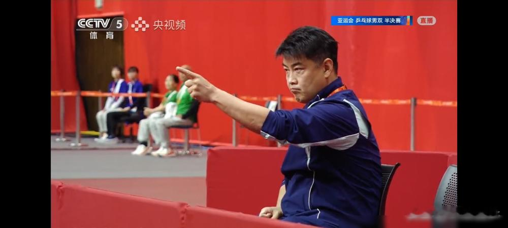 男团刚栽跟头，国乒这俩小将转头就把张本智和打服了。
9月27日的亚运男双决赛，硬生生被打成了绝地反击的爽剧。
林诗栋和黄友政，刚在男团吃过败仗，男双决赛又面临1比2落后的绝境。换别人早崩了，但这俩人眼神里全是狠劲，咬着牙连扳三局，最后一局甚至轰出11比1的残暴比分，4比2逆转夺金。
赛后张本智