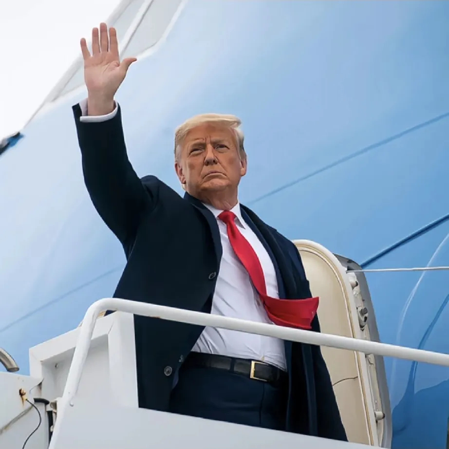美国在霍尔木兹海峡究竟还能豪横多久，搞得全球油价不稳定
 
霍尔木兹海峡这条世界油阀，现在完全被美伊博弈绑住。美国靠着海上力量在这里搞封锁拦截，逼大量商船改道，消息一出，国际油价就跟着大起大落，全世界都要跟着承受波动代价。
 
表面看美军掌握主动权，军舰可以拦船、登检，动不动就发起空袭，一副掌控海峡