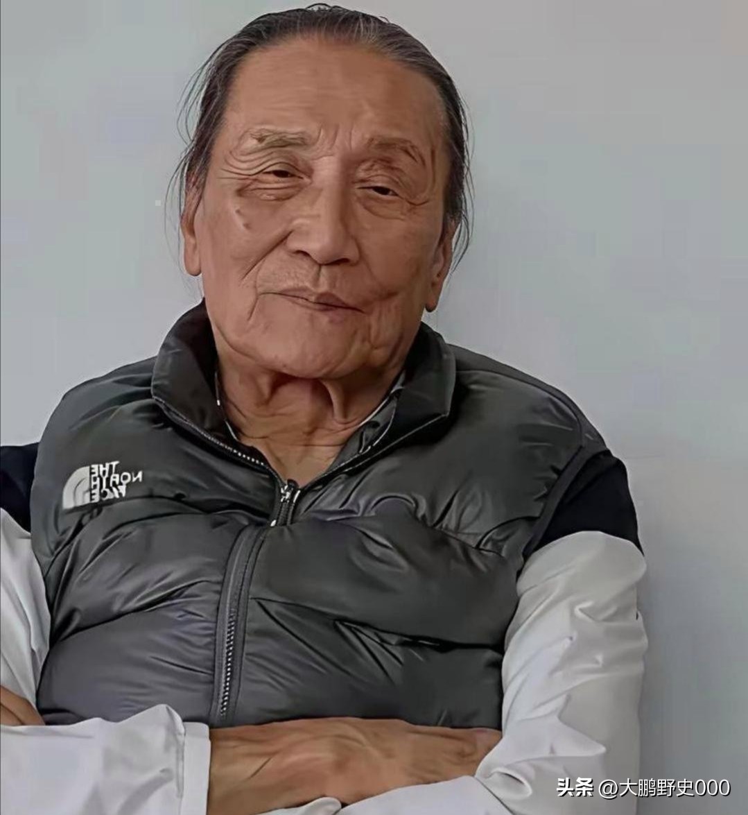 网传这是谢贤生前最后照片，很多人好奇他晚年在赤柱海景豪宅的生活。四名专业看护护工24小时轮班，配备厨师司机，全屋的医疗设施齐全，一年就养老医疗花费超百万港币。