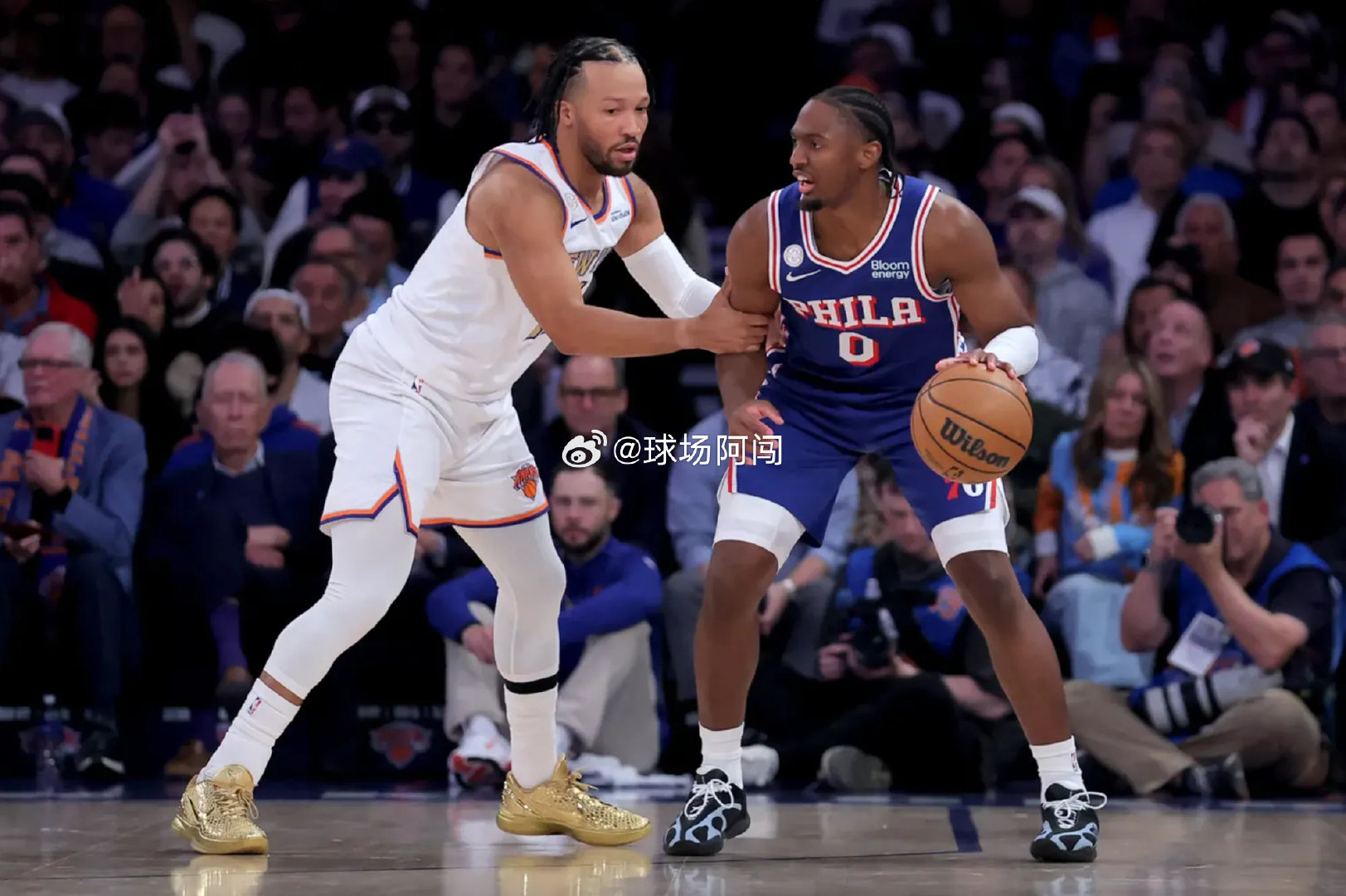 NBA常规赛揭幕战，76人客场106-100击败卫冕冠军尼克斯。76人四巨头表现出色合砍74分，马克西28分4篮板5助攻3抢断3盖帽，杰伦·布朗19分8篮板6助攻，詹姆斯14分9篮板7助攻，恩比德13分11篮板6助攻3盖帽，四人联手在纽约掀翻卫冕冠军尼克斯，四人联手首战取得开门红。#詹姆斯布朗复刻詹韦连线# ​