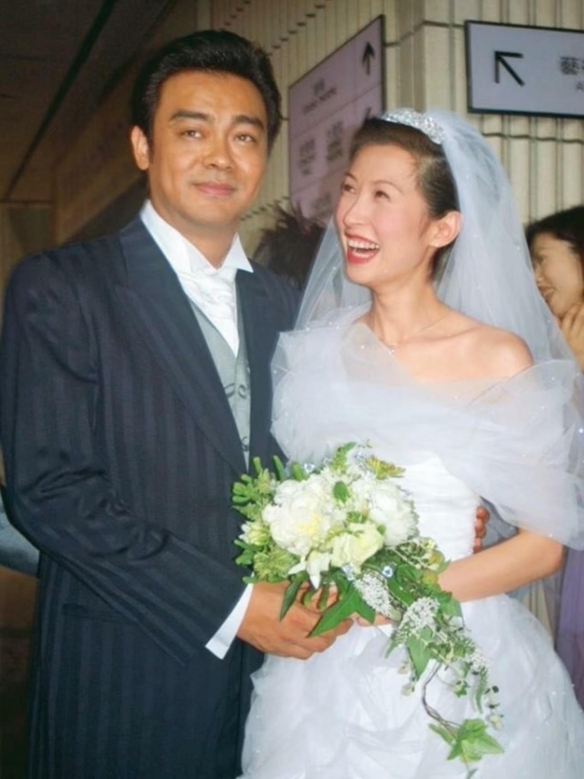 港圈最干净的爱情：刘青云与郭蔼明，二十五年只偏爱一人

九十年代的香港娱乐圈，星光泛滥、诱惑遍地。

有人繁花簇拥、绯闻缠身，有人聚散匆匆、爱恨潦草。

唯独刘青云和郭蔼明，活成了港圈最让人相信的爱情童话——一眼心动，一生笃定，从不张扬，从未变心。

他们初遇，是最不被看好的开始。

当年的郭蔼明，