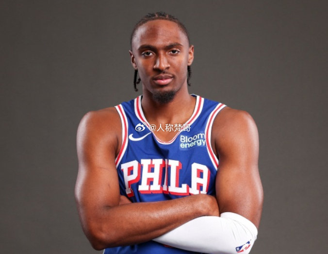 NBA季前赛，76人半场42-63落后凯尔特人。

上半场比赛，马克西进攻端十分低迷，内外线手感都不佳，他出战18分钟，10中2，三分6中1，罚球3中3拿到8分3篮板4助攻1抢断1盖帽，正负值-14。 ​