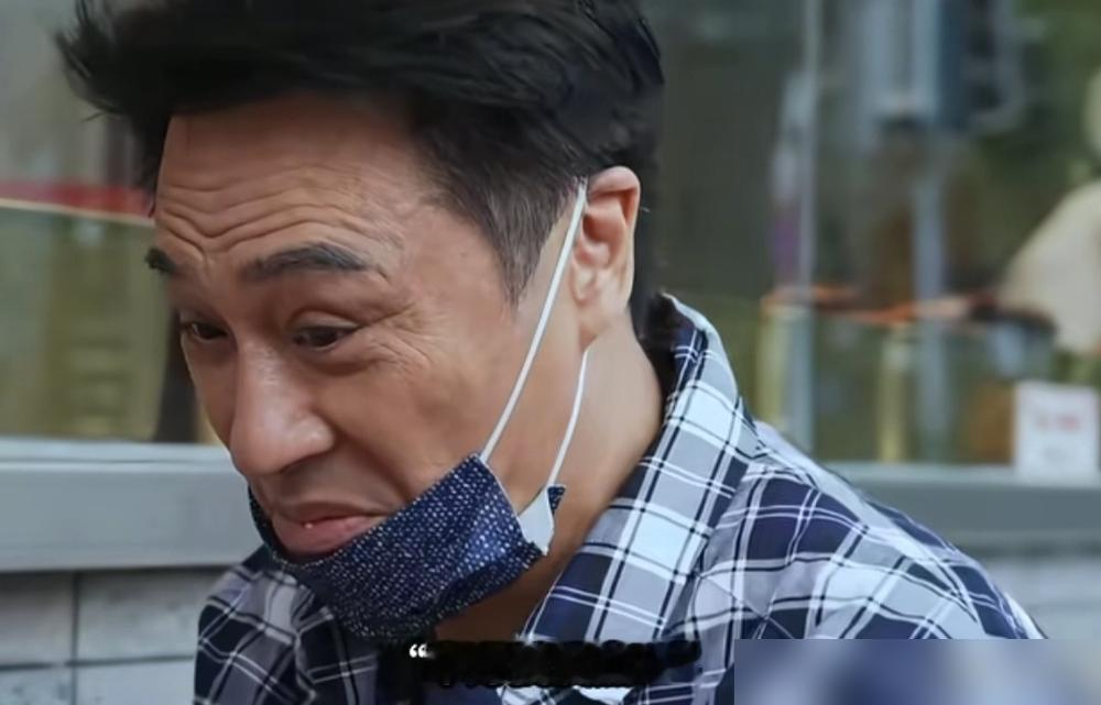64岁的吴镇宇在成都街头吃兔头，嚼了两口直接吐了，当着围观众人面说这玩意太腥。
不是综艺剧本，就是他自己带团队探店拍视频。进店先尝免费泡菜，脸瞬间皱成一团。鸡丝凉面说破坏口感，蹄花说腥，牛肉说老得像鞋底，汤底说一股味精味。最狠的是那句营销大过味道。然后这老头不按套路出牌了，转身去问路边街坊哪家好吃