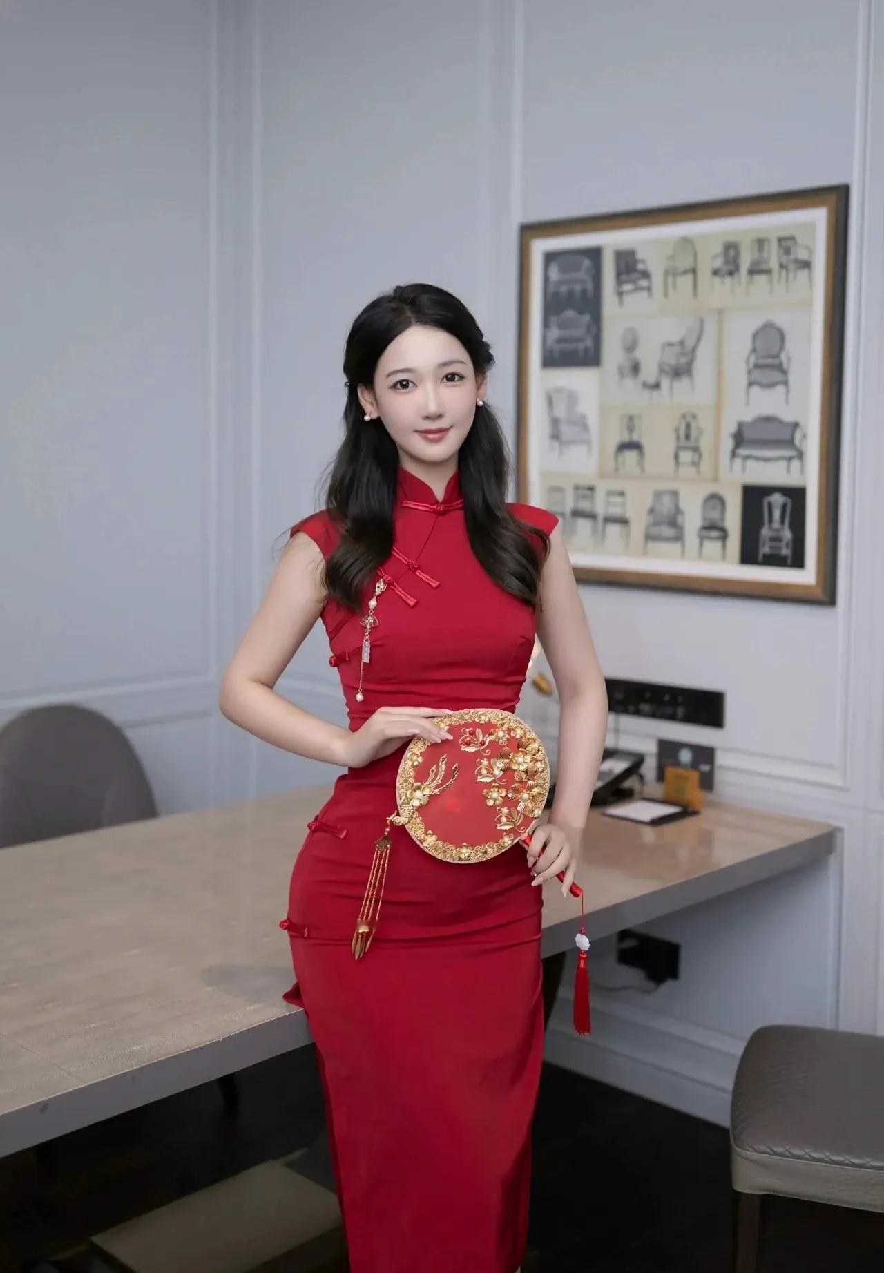 写真丨旗袍最好看，穿开叉旗袍，肉丝大长腿，这谁受得了