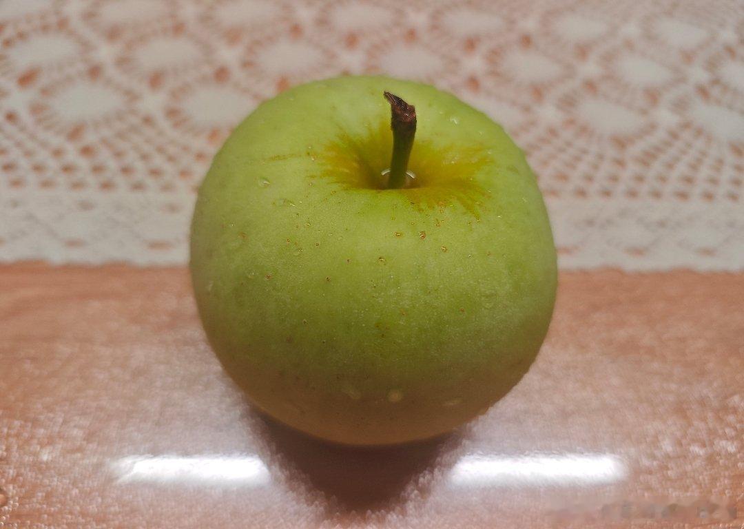 这苹果🍏真好看
但是我吃过最难吃的苹果了，皮很厚，果肉粗糙，口感很不好，啃了半天才啃完，天呐。 ​