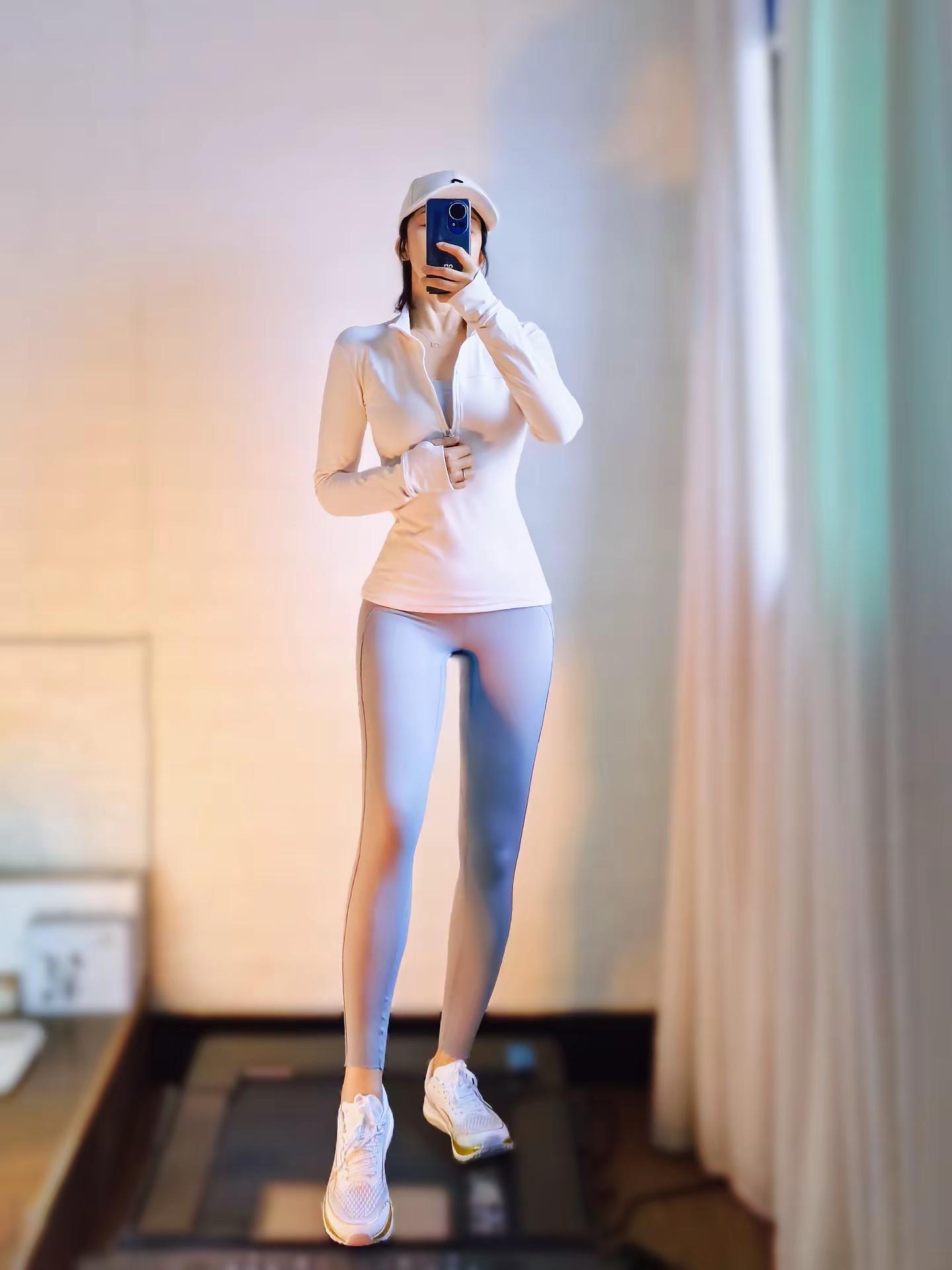 以前以为坚持就是永不动摇，现在才明白，坚持是犹豫着、退缩着、心猿意马着...