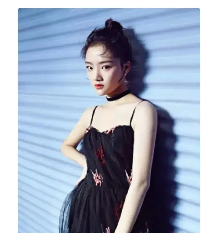 今年春晚刘兼旁边的两个美女太漂亮了，都上热搜了！这两个美女分别是蓝盈莹，另一位是任敏，让观众移不开眼，太好看了，有模有样，穿着打扮得体，语言表达能力强，美出天际，好喜欢呀！友友你们注意到了吗？你们认为她们美不美这节目要火了 上热门
不少网友翻出两人过往作品，感慨她们不仅颜值能打，业务能力也