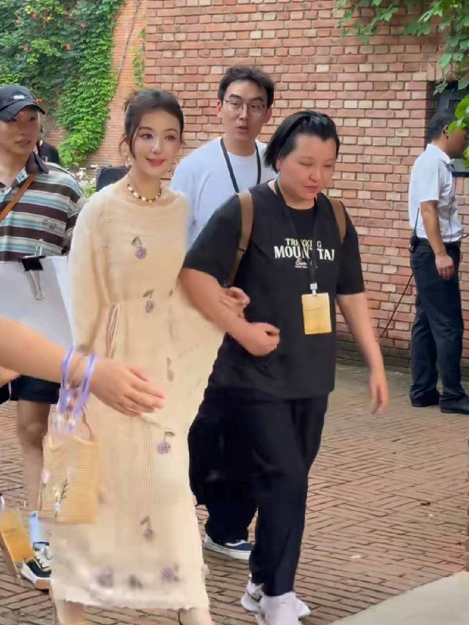 方媛现身北京出席活动，她刚从新加坡旅行回来，又开始工作了！有一说一，其实她挺聪明的，知道女生要有自己的事业，即使有老公养着，也不放弃工作，她很善于抓住机会，年轻的时候，嫁给大明星，跨越阶级，现在生了三个孩子了，家庭美满，人到中年，突然口碑反转，“天王嫂”的名头反而能帮助她的事业，有了话题和关注度，就