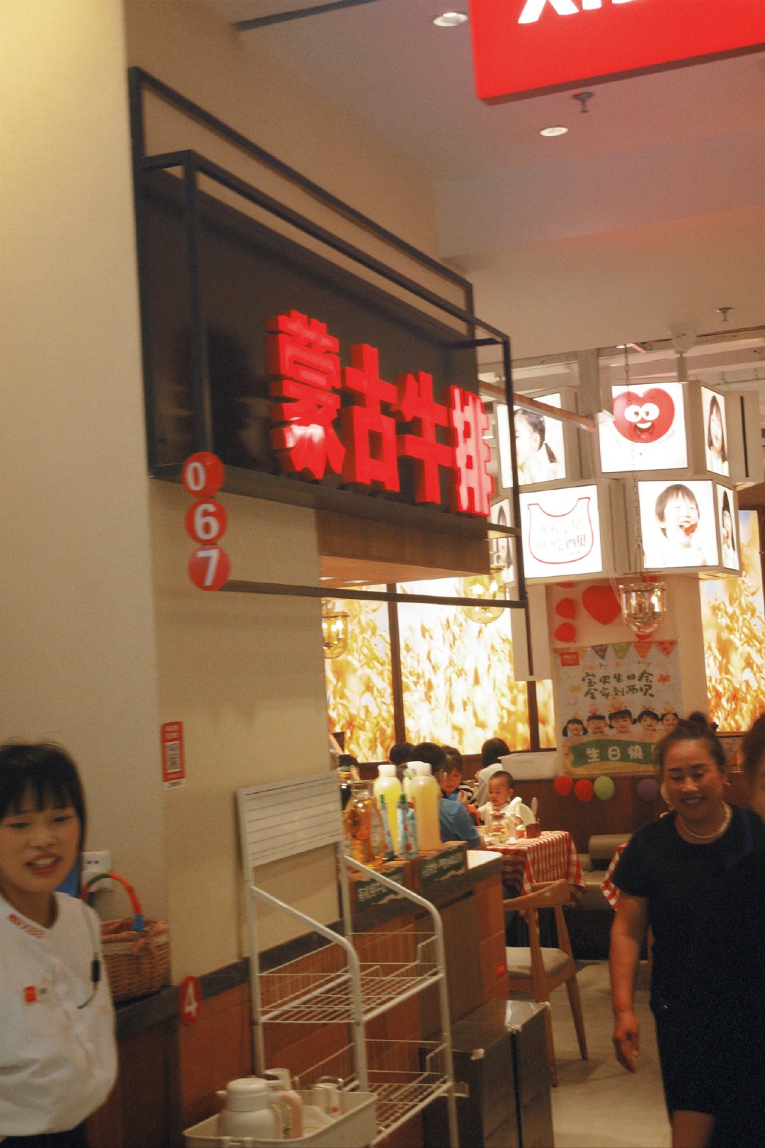 #西贝餐厅营业现状#东坝万达店。吃饭前路过还有人排队，现在没人排队，但店里还有很多人在吃饭。感觉一切正常，并没有要倒闭的迹象。 ​