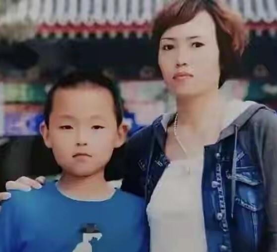 杨瀚森能站上NBA选秀台，背后最稳的那双手，是妈妈朱静。1米8的淄博姑娘，做医药销售，和1米97的丈夫杨霖都不是体育圈里的人，一家子普通工薪家庭。儿子从淄博打到青岛，再一个人飞去美国试训一个多月，她密切关注，却憋着不去打扰，选秀夜只说一句“健健康康，好好打球，为国争光”。高个子是遗传给的，但能扛住名