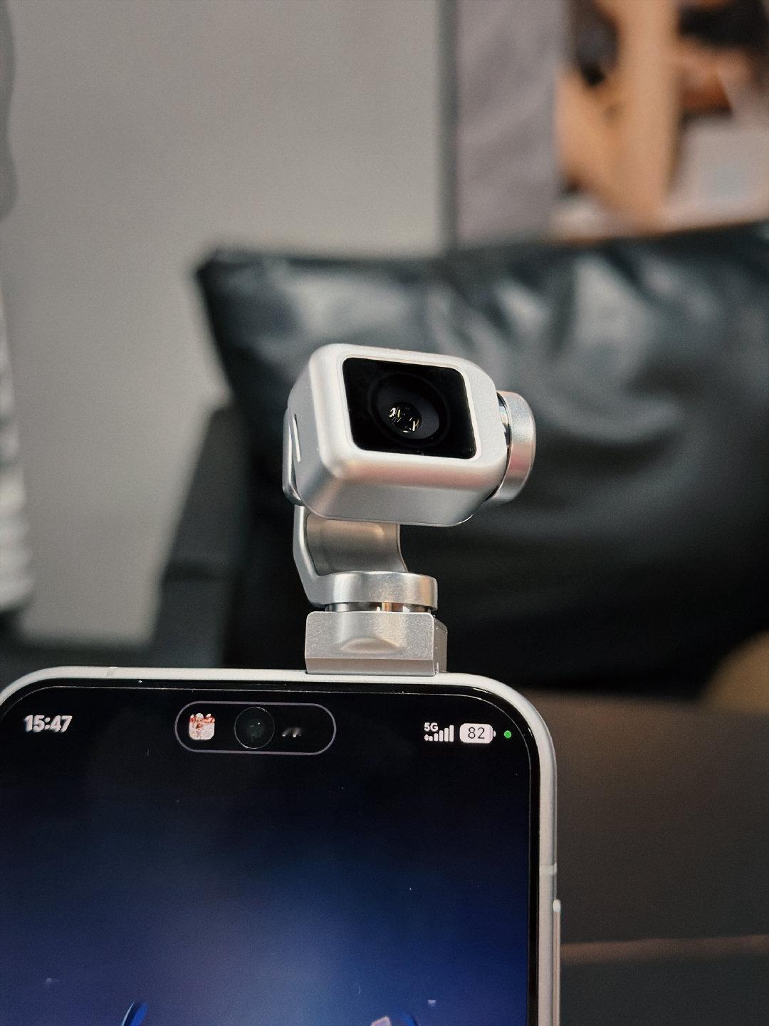 用荣耀Robot Phone听歌，这个情绪价值太高了

而且音质是真的好，甚至比果 17PM还要好很多很多，周末出来喝喝咖啡，听听歌，真的好！[打call] ​