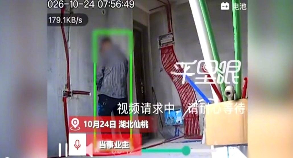 湖北仙桃一户刚买的新房里，手机监控画面突然一跳：正做着防水的工人解开裤链，径直对着刚刷好的毛坯墙面撒起尿来。
屋里明明立着两个空塑料桶，拐角就是连通的下水管道，楼下不到两百米还有公共厕所。
业主抓着手机冲回新房，站在满是水泥灰的客厅里质问。
工人两手沾着灰，脖子一梗连连摆手，嗓门扯得比谁都大：“哪有