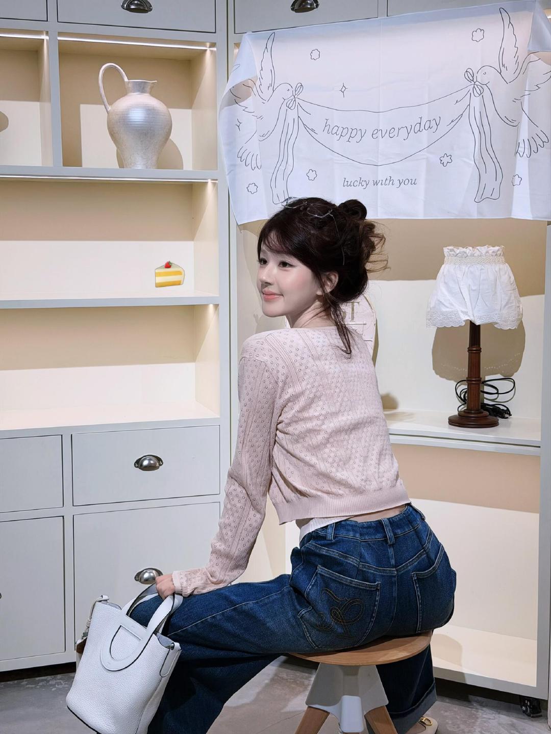 赵露思今日更新🍰打卡了线下甜品店[许愿星] ​