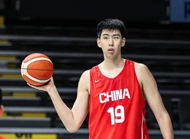 【中国篮球至暗时刻，这点亮光够不够？】
四年租借合同，说解除就解除。
广东和广州这次没扯皮，挺少见。
去年夏天徐昕才被租到广州，合同签了四年。
现在为了让他去NCAA，两家坐下来把合同解了。
徐昕人还在北京训练，事情没最后定。
我第一反应是：早该这样了。
徐昕这身高臂展，再在国内坐几年板凳，真就废了