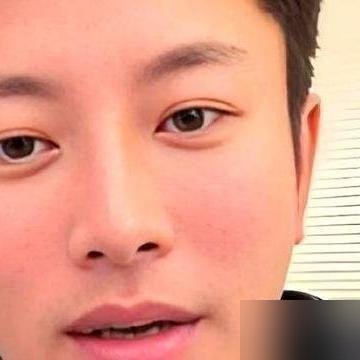 贾乃亮在直播间亲口承认，自己已经8年没戏拍了。
他原话很直接，年龄卡中间，演爹太嫩，演偶像太老，天赋也就那样，行业邀约还越来越少。干脆不装了，转头把直播带货干成了头部。
前两天他回东北老家吃席，穿着普通，见人就笑，一点明星架子都没有。桌上该喝喝该唠唠，跟村里长辈混得跟自家人似的。
刚又被人拍到