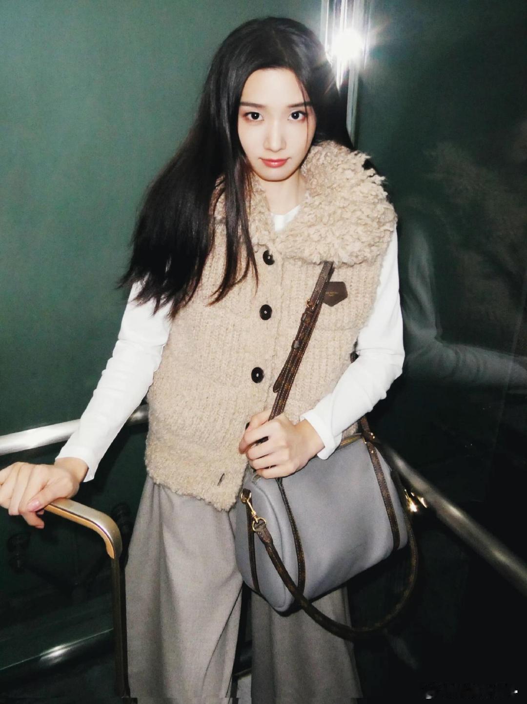 #时装周# 卢昱晓出发巴黎看秀 你的LV女孩已上线，期待这次时髦之行！出发图酷感十足，气质和LV适配度拉满，坐等秀场造型解锁，好奇看秀会带来什么样的惊艳look#春夏时装周##巴黎时装周# ​