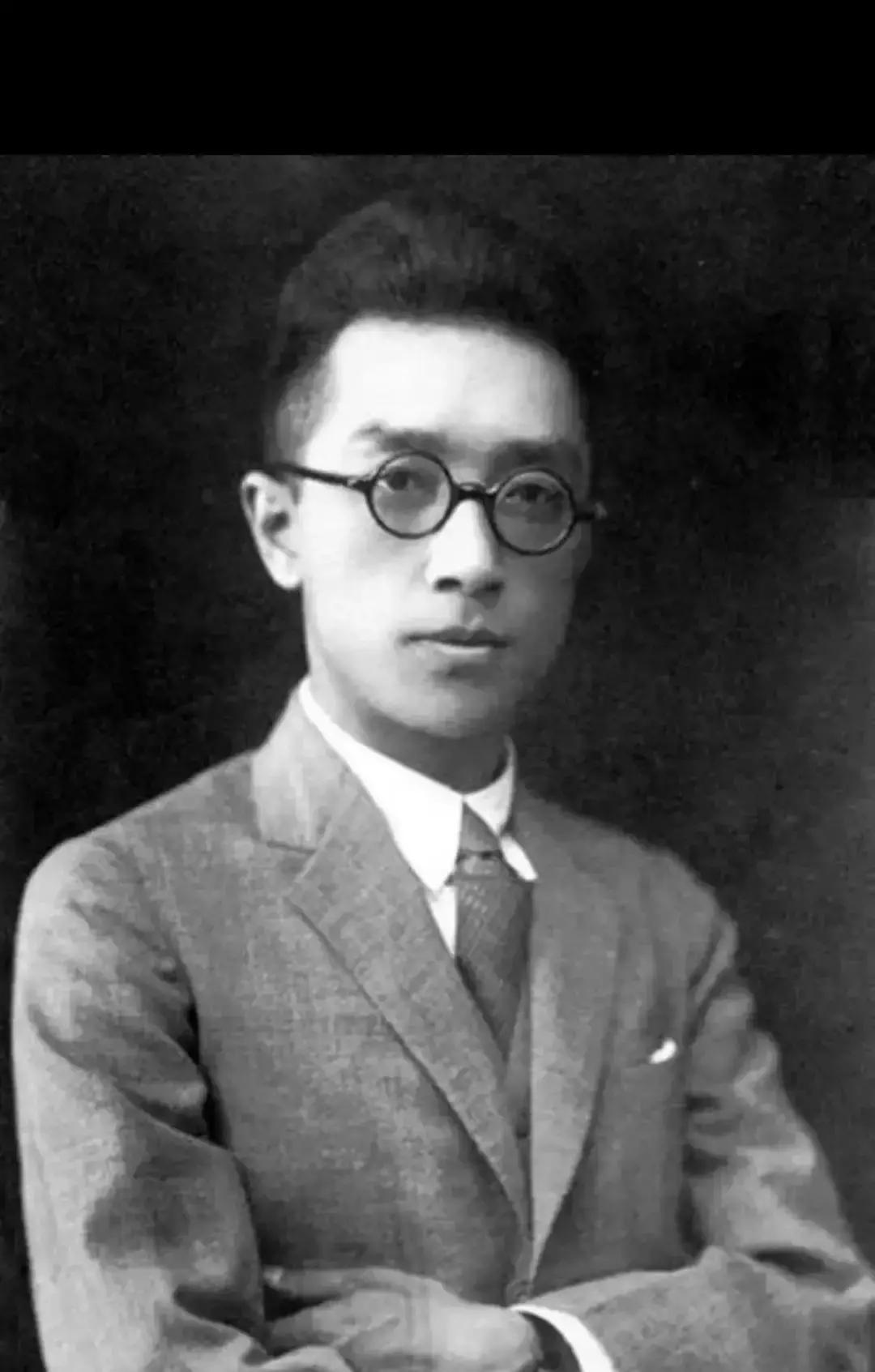 1923年，胡适在杭州养病，与表妹曹诚英相恋，对方怀有身孕。回到北京，他向原配江冬秀提出离婚。
 
江冬秀没有哭，也没有回娘家搬人。她把厨房门一关，从灶台上抄起一把菜刀，又反手把门栓扣死。她盯着胡适，把刀横在自己脖子前，声音不高：“你要走，先把三个孩子叫来。你当面告诉他们，你为什么不认这个家。”