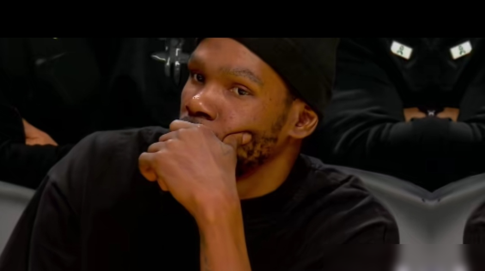 离谱！湖人还没动手，乌度卡先把自己王牌干倒了。 就为拼一个地板球，膝...