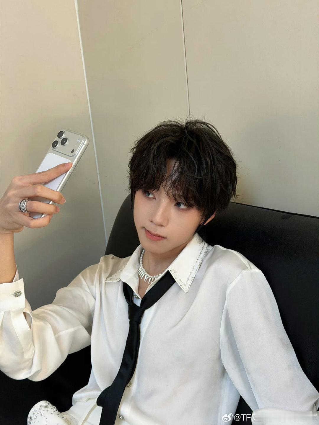 #王橹杰[超话]#  💠#王橹杰 四永一# 

向前走，你终会走出泥泞的小路，踏过荆棘，用汗水浇灌梦想，赢得鲜花与掌声，是抵达梦想的必由之路

​