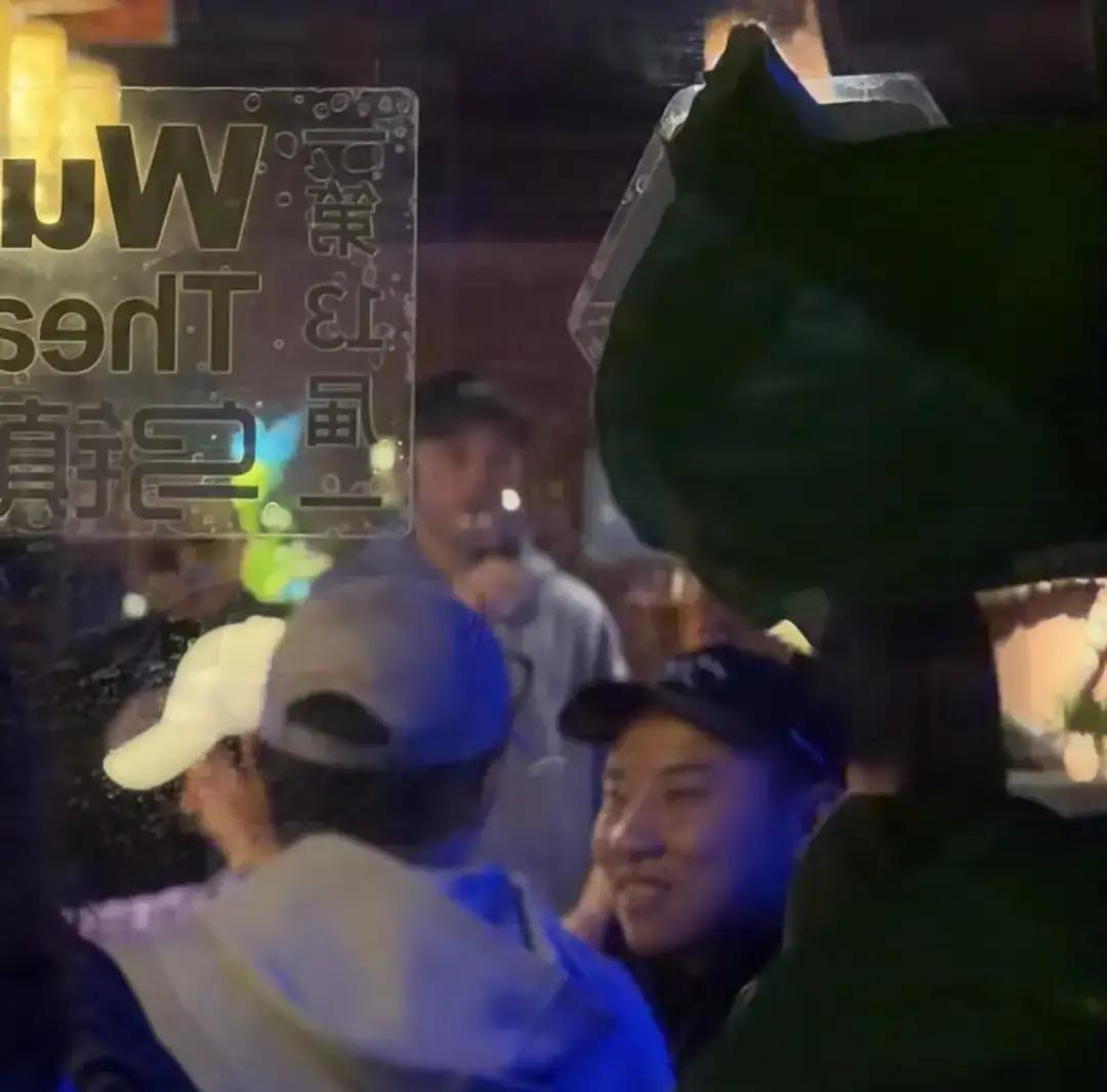 平时在荧幕上端着架子的各路大咖，一到乌镇这块地界，全把包袱扔水乡的石板路上了。
10月下旬的乌镇小酒馆里，随便掀开个门帘，迎面碰上的可能就是平时红毯都凑不齐的神仙阵容。
黄渤端着红酒杯满场溜达，见谁都能聊两句，何炅还是那个控场王，把生面孔熟面孔全照顾得舒舒服服。
边上的长桌更热闹，徐峥、姜武和