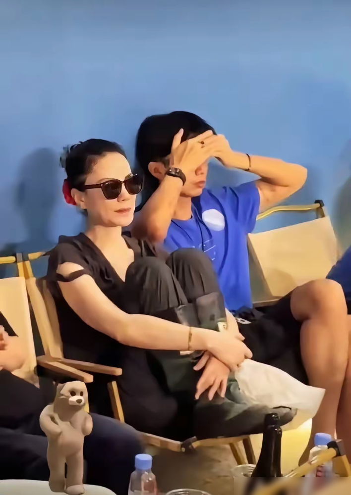 同样脚踩公共椅子，骂孙怡放王菲？这瓜根本是编的！
翻遍公开信息，根本找不到王菲这件事的实锤。所谓缺教养的帽子，纯粹是没核实就乱扣。
之前孙怡出类似争议被全网指摘，有人特意拉出来炒双标，就是赚流量吃红利。
网上主动喂到你嘴边的对立话题，十有八九是故意做出来收割关注的。