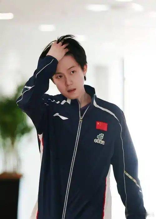 大家还记得那个在赛场上偶尔会因为压力而情绪外露的王楚钦吗？如今三战亚运，他给媒体的回应却异常冷静。没有豪言壮语，只有“补基础”、“调状态”这些朴实的字眼。

从被贴上各种标签的争议少年，到队内唯一有亚运经验的“老将”，王楚钦的转变让人感慨。以前大家盯着他的每一分得失，现在他更在意如 ​