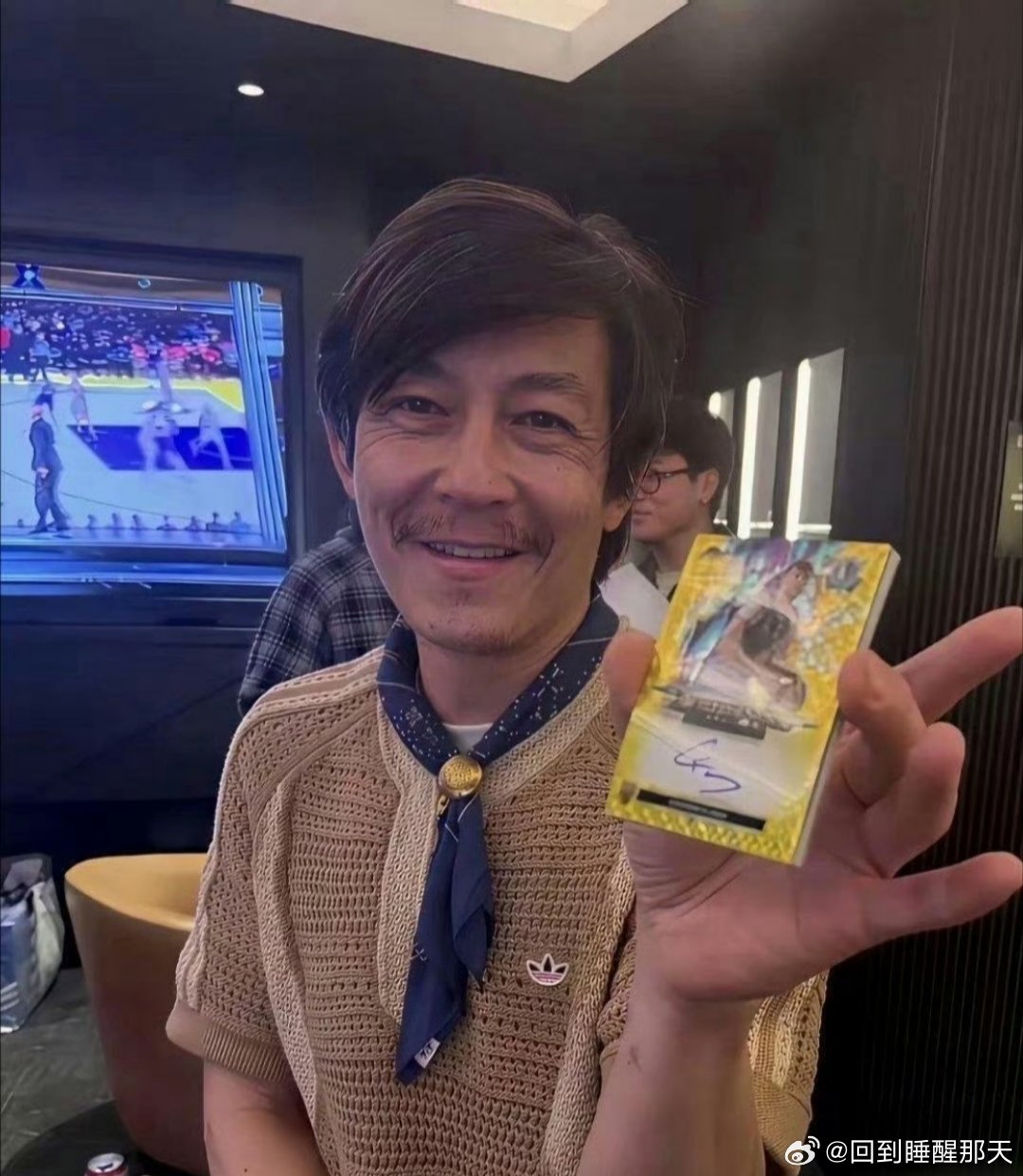事实证明，穿衣打扮很重要。谁能认出这是陈冠希 ​​​