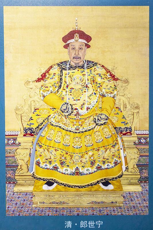 乾隆真的算是明君吗
 
提起乾隆皇帝，大家反应就是康乾盛世，电视剧里他风流又能干。但真实的乾隆，评价一直两极分化。
 
先说说他的功绩。雍正励精图治，给乾隆留下充盈国库。乾隆登基早期，励精图治，平定边疆叛乱，巩固了多民族国家版图，国内人口大幅增长，经济繁荣，把康乾盛世推到最高点。从这一点看，他确实有