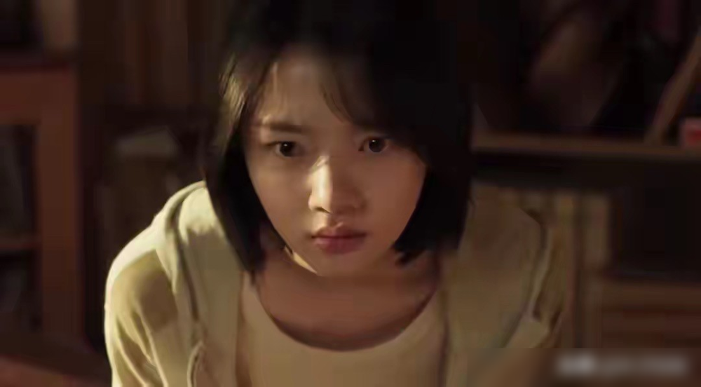 原来任敏根本不适合演古装！
新播的《黑夜告白》里，她演潘粤明的警察女儿，全程干练利落的警员造型。
观众夸她表演灵动自然，没了之前古偶古装的违和感，颜值实力这次全被认可。
这部剧拿了今年4月悬疑剧热度榜冠军，猫眼热度近9700，有效播放破7亿，豆瓣7.0分近10万人打分，成绩稳扎稳打。
找对适