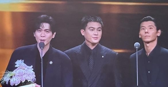 同样是三十多岁的男演员同台，张若昀、欧豪和蒋奇明站在一起，反差感简直一目了然。
舞台上的聚光灯打过来，前两位带着极标准的明星范儿。张若昀内敛克制，欧豪身板挺拔绷着劲，唯独蒋奇明，站在那儿松弛得像刚吃完饭遛弯顺道进来的。
他不主动找镜头，也没什么包袱。别人说话他安安静静往后撤半步，话筒递到手里才开
