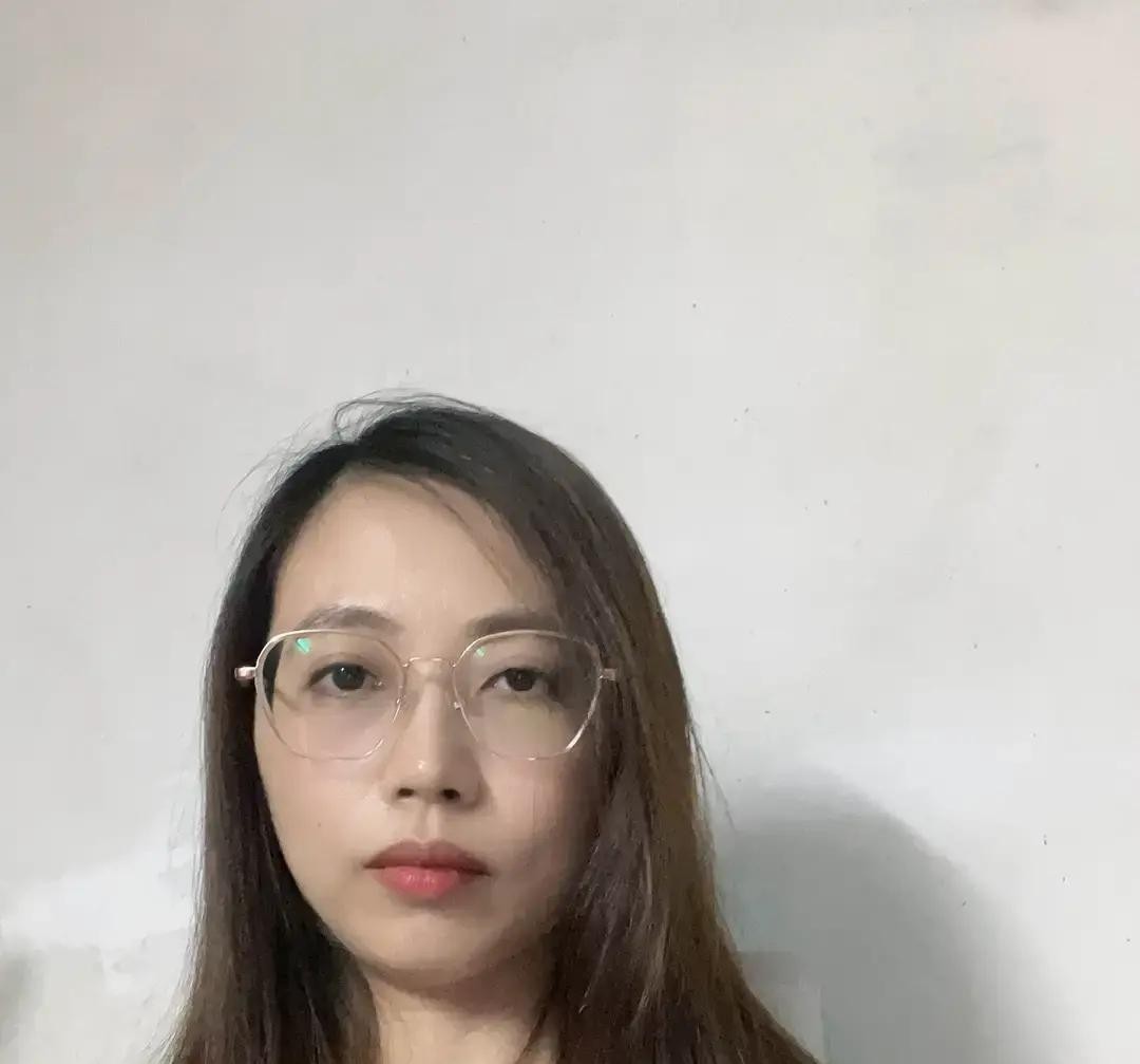 王星越被7个前辈全票投成首站导游，他当着镜头说“脸上在笑，心里并不在笑”。

这活是烫手山芋。往季《花儿与少年》导游被骂成什么样，大家都看过。杨洋被丢在异国街头，张翰被骂“太自我”，赵今麦连买瓶水都要被放大。这节目有个潜规则：谁当导游谁挨骂，谁接话谁背锅。

吴君如混娱乐圈几十年，坐那不动，话茬都不