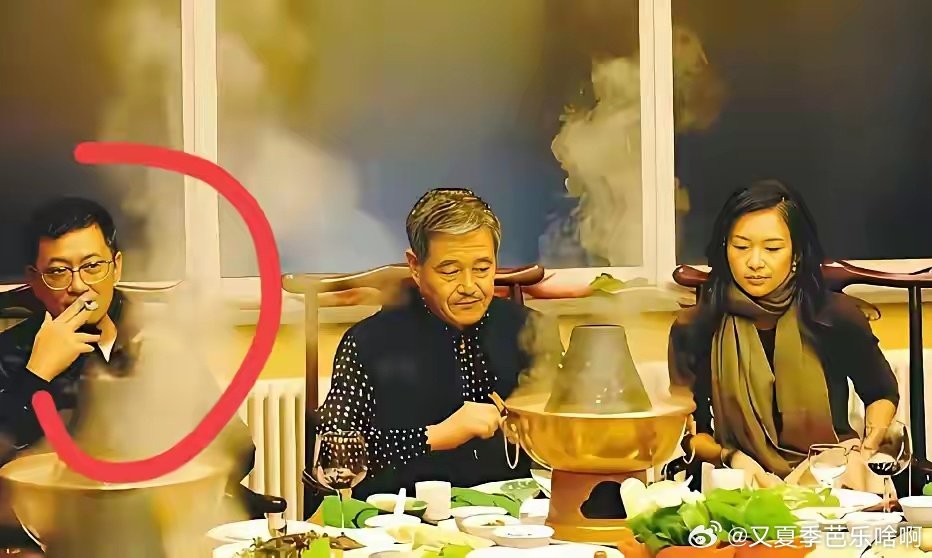赵本山和章子怡二位大佬我认识，另一位男士是谁？ ​