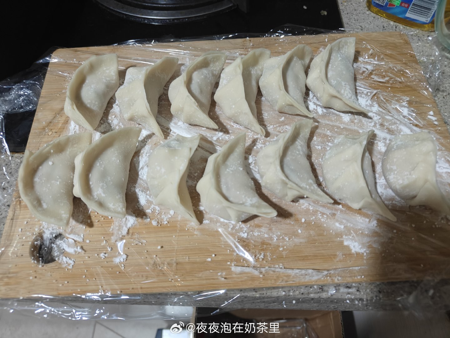 总之给自己包好了预制菜[yeah]除了放锅里准备今天煎的，通通打入冻门
等虾滑解冻完再搞点煎馄饨当夜宵[yeah][yeah] ​