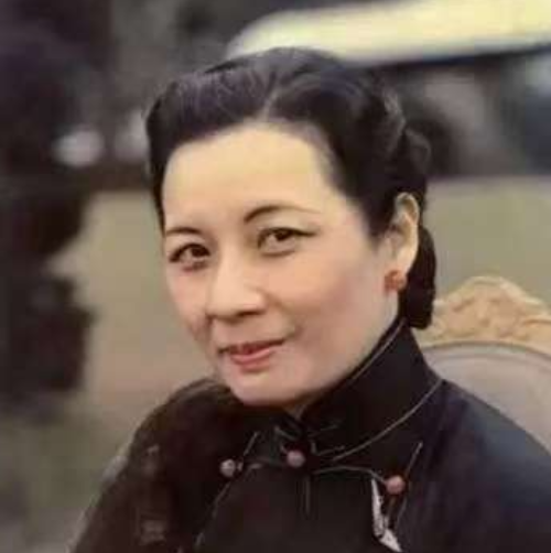 宋美龄的四大怪癖，导致老蒋与她分床几十年。
 
 从外界看，他们是民国...