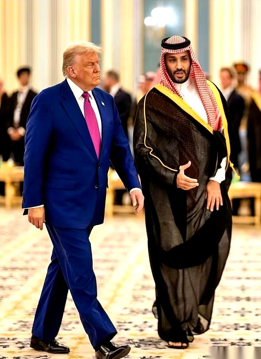 事发当天，沙特王储穆罕默德向美国总统特朗普两次致电，请求出兵打击胡塞武装遭到白宫拒绝。
紧接着沙特官方宣布关停全长1200公里的东西向输油管道，直接把今年以来每天承担全球4%到5%运力的原油抽离了市场。
路透社预估利雅得和麦地那管段的维修需要5到6周，但目前延布港的石油库存仅仅只能支撑7天。
你看，