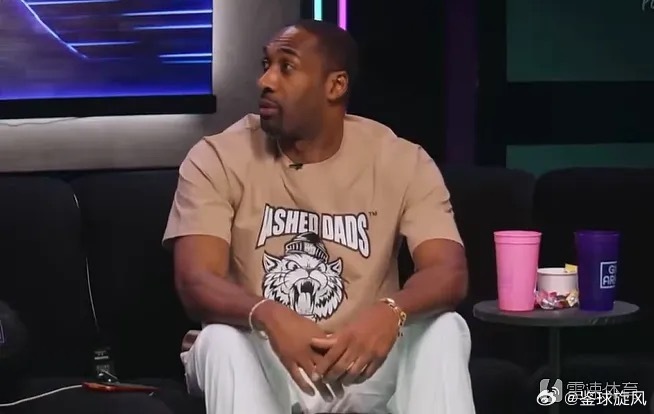 #76人##詹姆斯##篮球##nba# 10月17日讯 前NBA球员阿里纳斯在《The BasketBall Show》节目中表示，詹姆斯将会成为76人真正的核心。

“在那个更衣室里，如果教练画了个战术，而勒布朗站出来说：‘不，不行，我们要打1-4拉开战术，我和马克西打挡拆，然后你把球传给我，接着杰伦·布朗切后门完成扣篮。’ ​