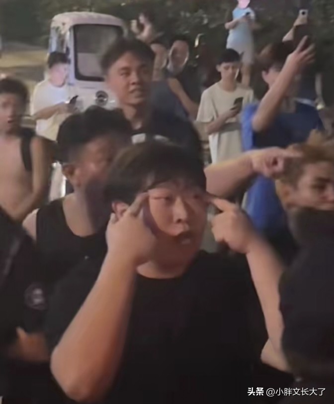 武汉球迷冲天津球员拉眼角？丢人丢到国际上！
昨晚武汉球迷冲天津队球员做“拉眼角”手势的事，真的太扎心了。
这手势不是“玩闹”，是国际上公认的歧视亚裔的侮辱动作！甭管你是哪队球迷，在球场里搞这个，就是把“没素质”写脸上。
足球是热血竞技，不是泄愤场。你可以喊加油、可以骂裁判，但别拿种族歧视当“情绪出口